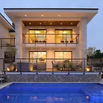 Beachfront Marconica וילה